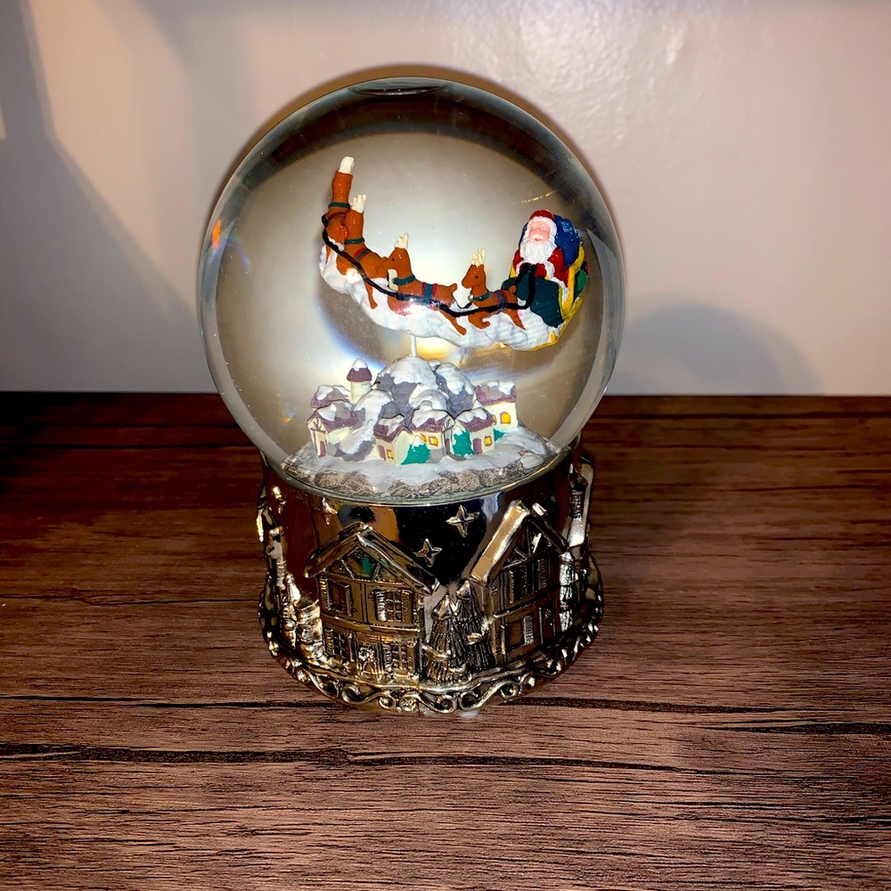 Wallace Silversmiths Christmas snow globe